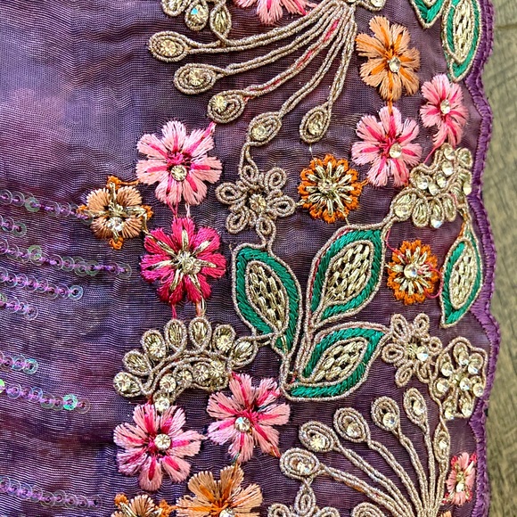 Purple Floral Printed Silk Blend Saree 
With Unstitched Blouse Piece